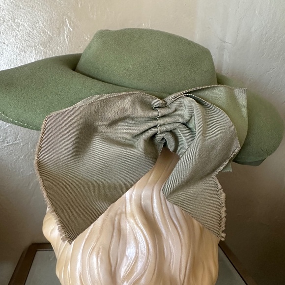 DELIGHTFUL 1940s\' SAGE GREEN FELT WIDE BRIM HAT WITH GROSGRAIN EDGING + BOW main image 14